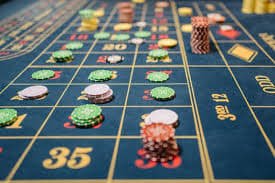Meja Texas Poker di bidik bet dengan dealer profesional dan antarmuka permainan yang jelas